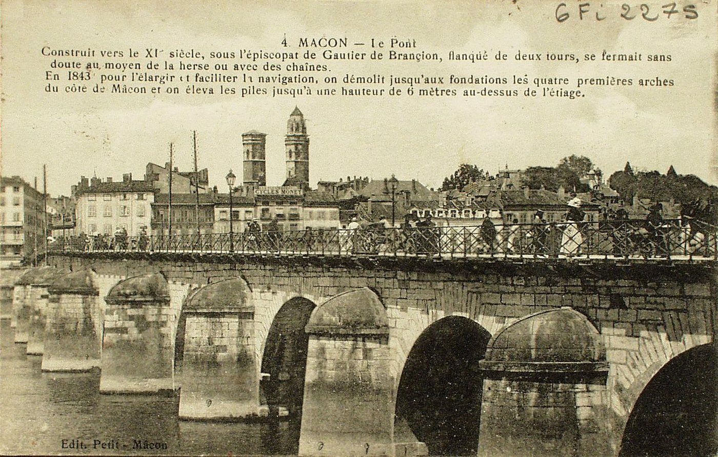 Mâcon. Le pont. Construit vers le XIe s., sous l'épiscopat de Gauthier de Brançion, flanqué de deux tours, se fermait sans doute au moyen de la herse ou avec des chaînes. En 1843, pour l'élargir et faciliter la navigation, on démolit jusqu'aux fondations les quatre premières arches du côté de Mâcon et on éleva les piles jusqu'à une hauteur de 6 mètres au-dessus de l'étiage.