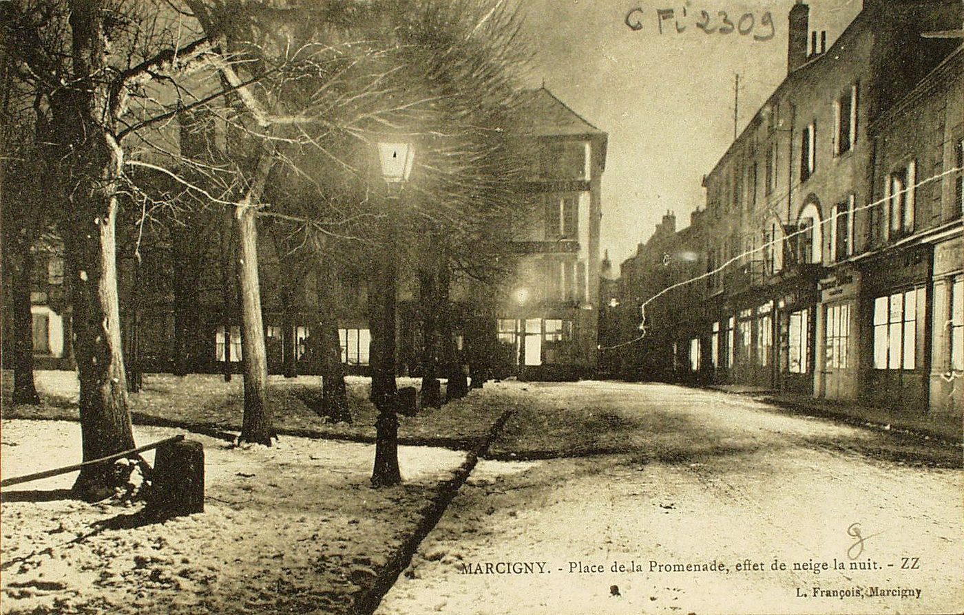 Marcigny. Place de la promenade, effet de neige la nuit.