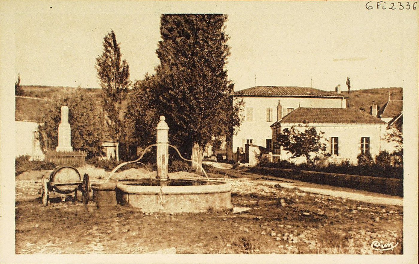 Martailly-lès-Brancion. Place de la fontaine.