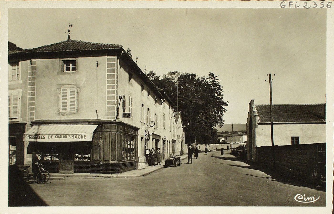 Matour. Route de la Clayette.