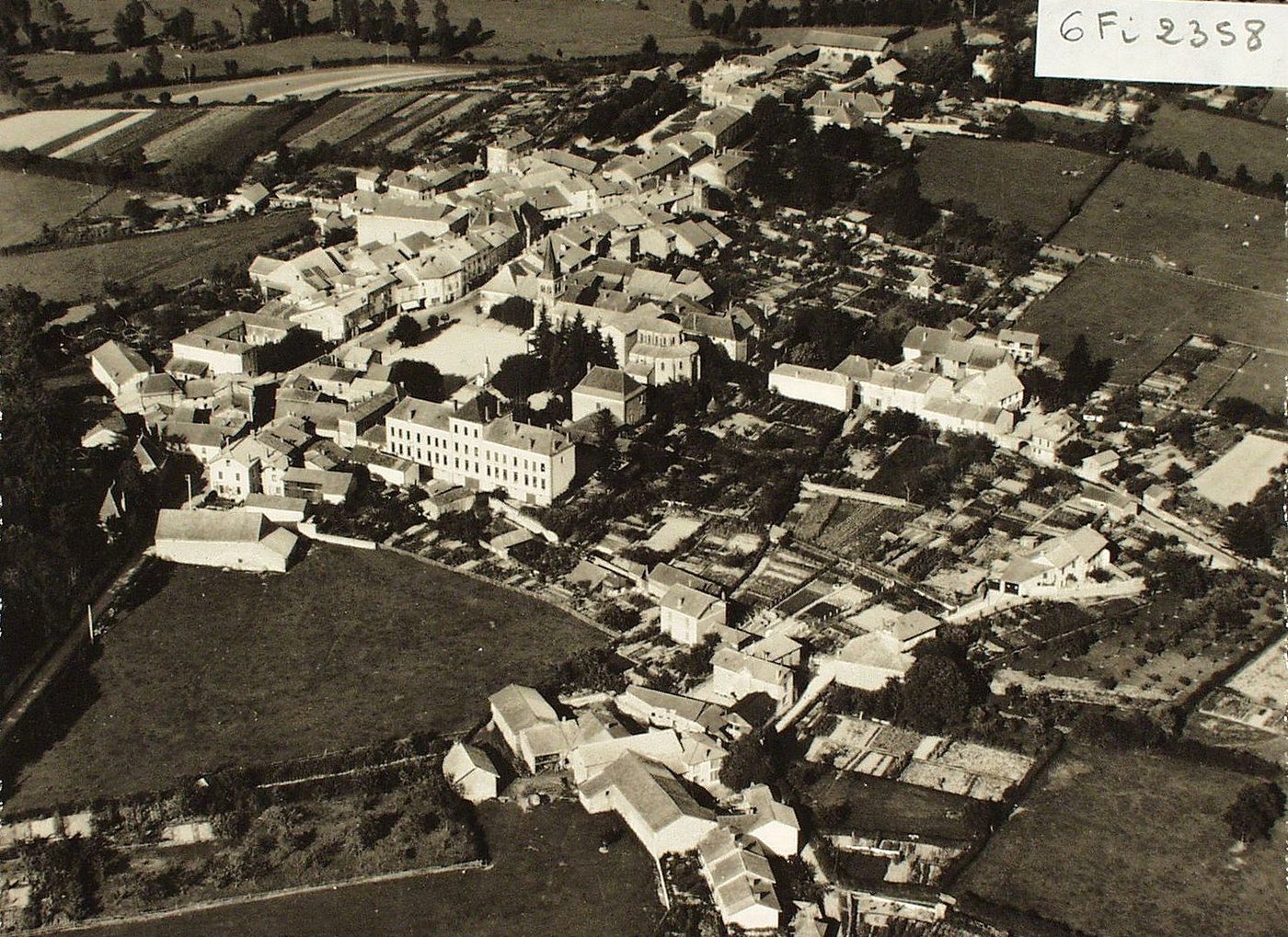 Matour. Vue générale aérienne.