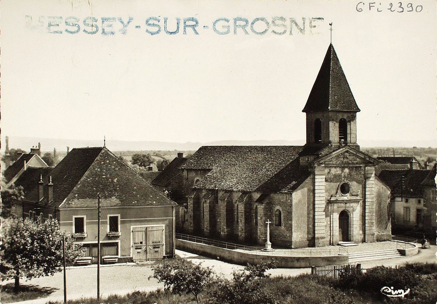 Eglise de Messey-sur-Grosne. L'église actuelle a été construite de 1780 à 1782 ; sa caractéristique extérieure est le fronton triangulaire avec tympan sculpté, portant en bas-relief un Jéhovah, figuré sur un triangle entouré d'une gloire, et au dessus de la grande porte entourant l'oeil de boeuf, une guirlande sculptée retombant sur les voussoirs et surmontée d'une croix de fleurons. A l'intérieur quelques vieilles statues en bois peint et les vieilles boiseries du choeur provenant peut-être de l'ancienne église.