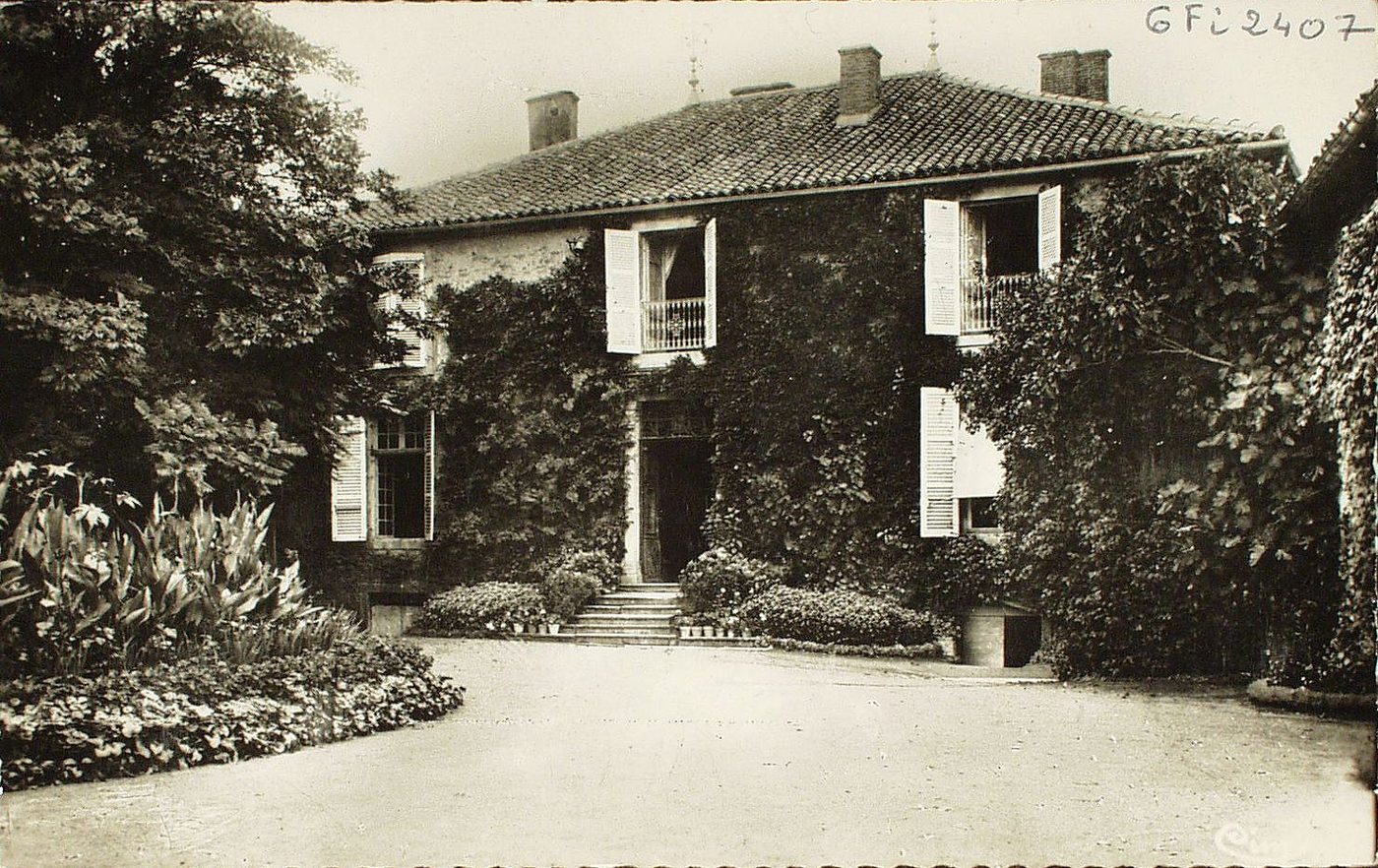 Souvenirs de Lamartine. Milly-Lamartine. Maison de Lamartine. "Bientôt peut-être....Ecarte, ô mon Dieu ! ce présage. Bientôt un étranger, inconnu du village. Viendra, l'or à la main, s'emparer de ces lieux. Qu'habite encore pour nous l'ombre de nos aîeux. Et d'où nos souvenirs des berceaux et des tombes.S'enfuiront à sa voix comme un nid de colombes". (Milly ou la terre natale)