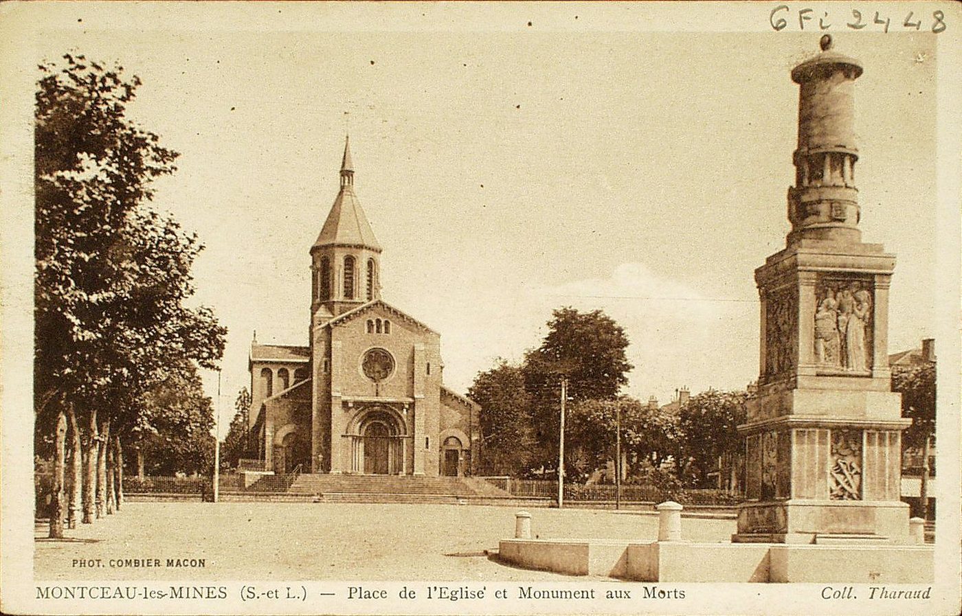 Montceau-les-Mines. Place de l'église et monument aux morts.