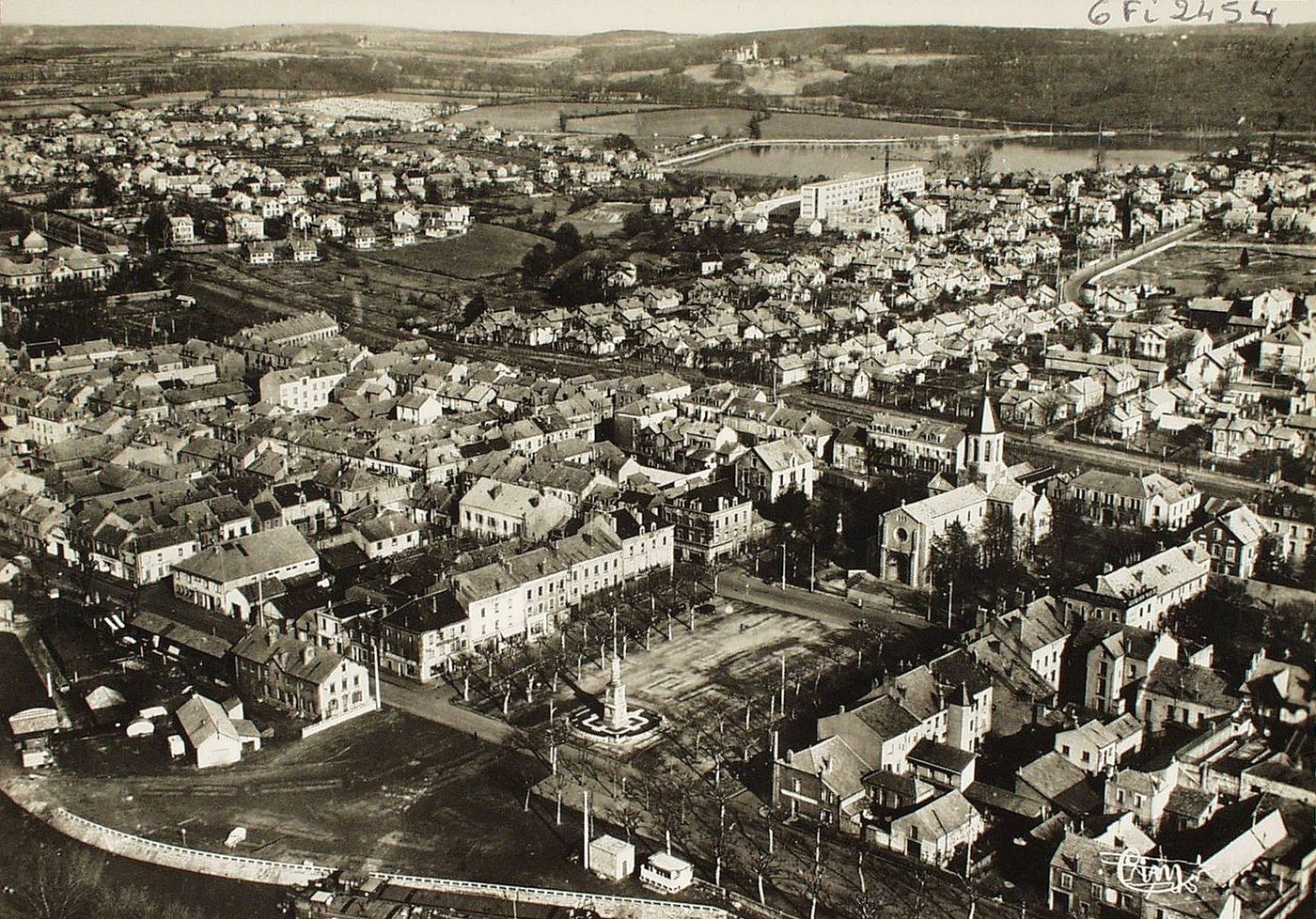 Montceau-les-Mines. Au 1er plan, église, place du marché. Au fond, le nouveau collège. Vue aérienne.