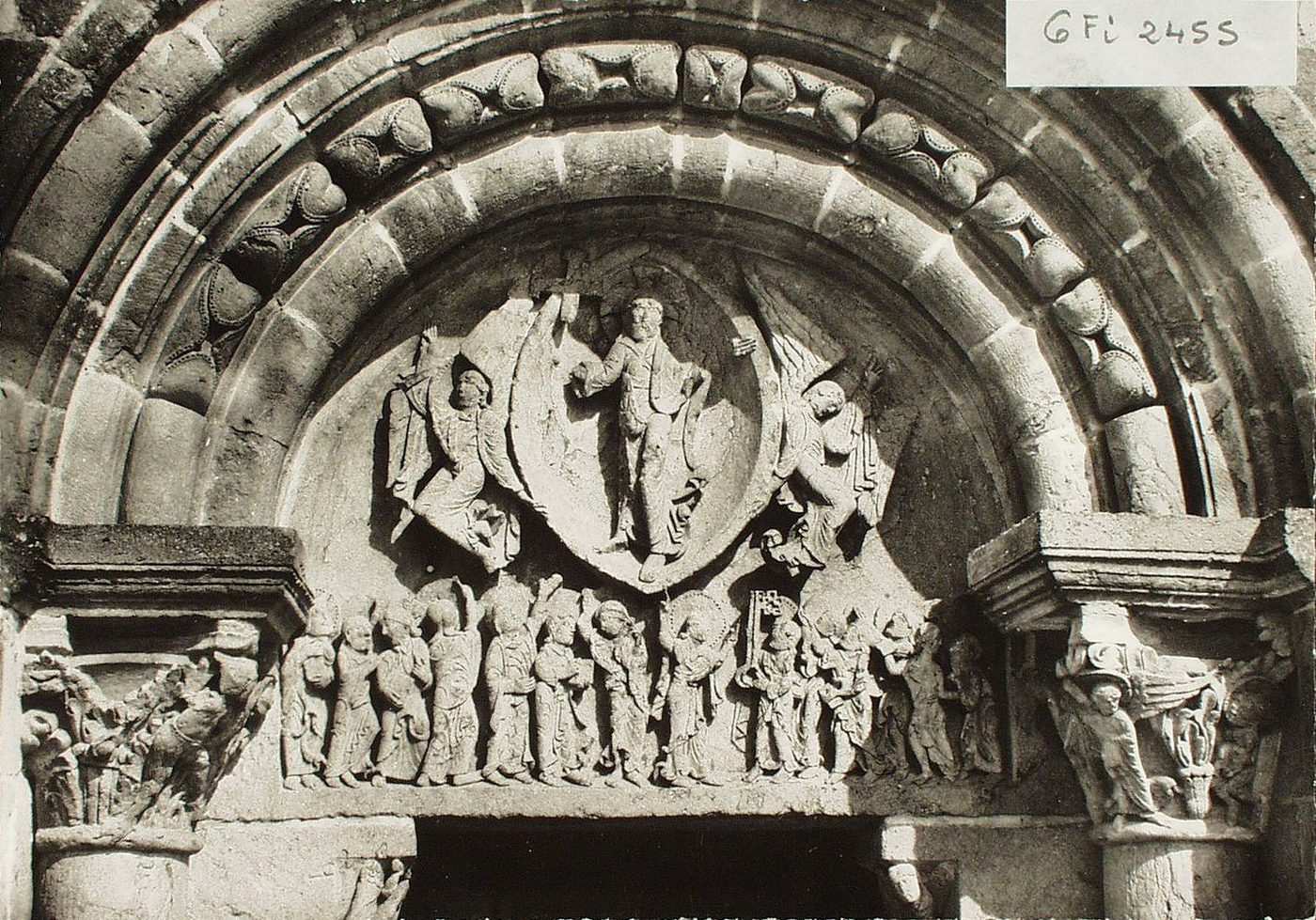 Montceaux-l'Etoile. Eglise des Saints Pierre et Paul (monument historique), début XIIe s. Le tympan monolithique.
