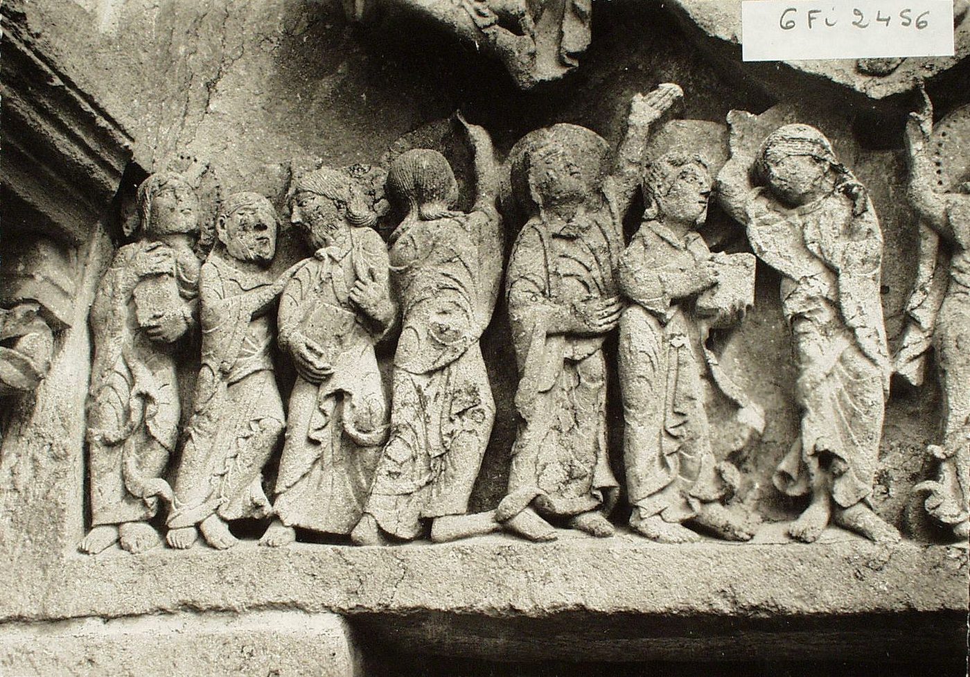 Montceaux-l'Etoile. Eglise des Saints Pierre et Paul (monument historique), début XIIe s. Portail occidental. Détail du linteau à apôtres.
