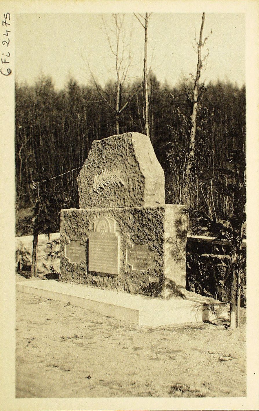 Montmelard. Monument élevé à la mémoire des jeunes gens tués au cours du combat livré le 11 novembre 1943 par le maquis de Montmelard aux forces occupantes.