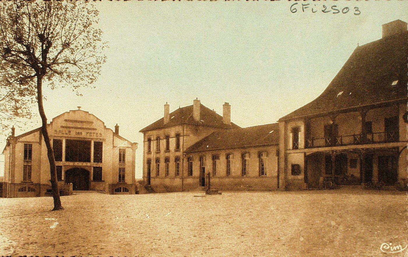 Montpont. Salle des Fêtes. Ecoles et mairie.