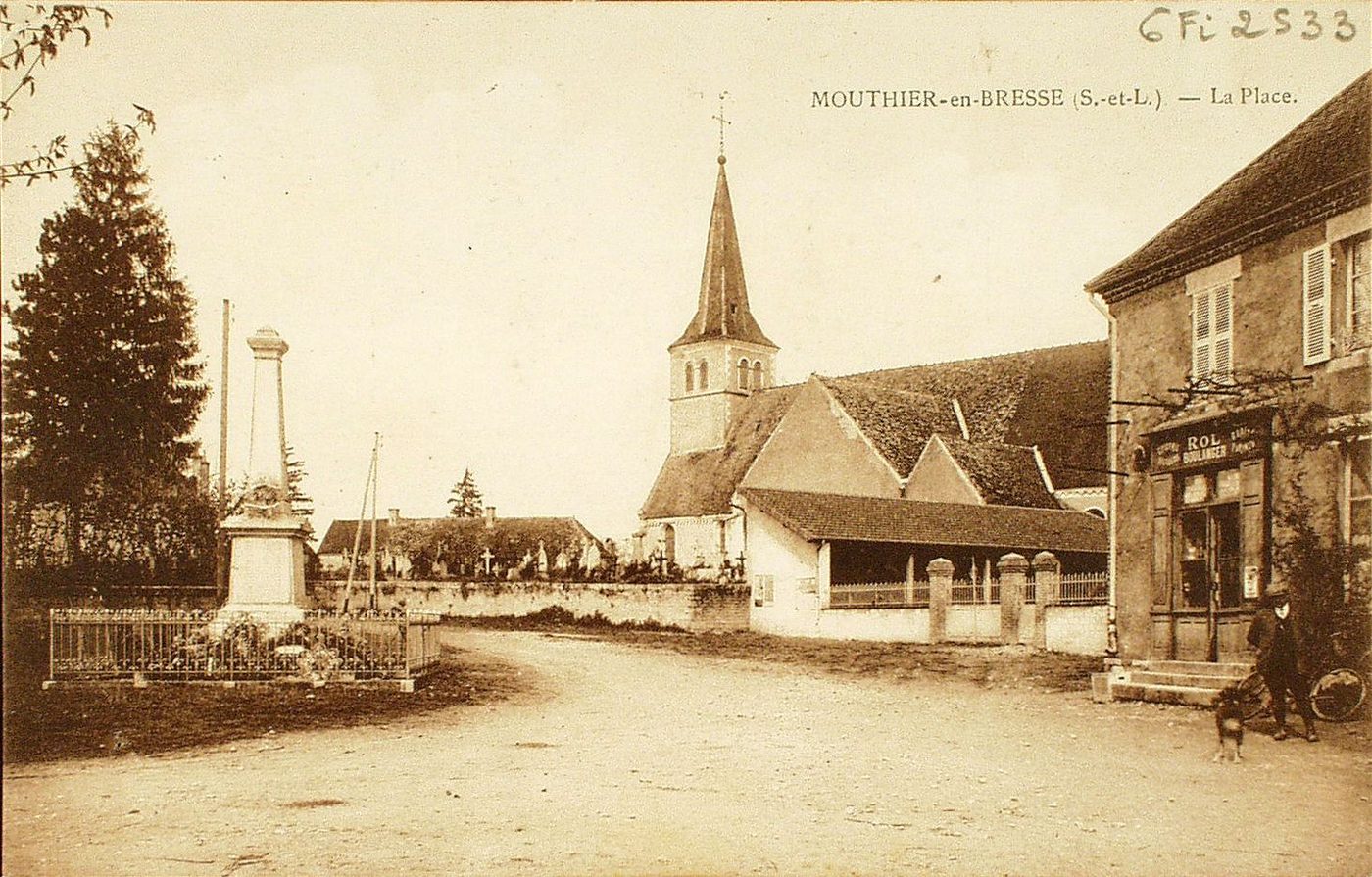 Mouthier-en-Bresse. La place.