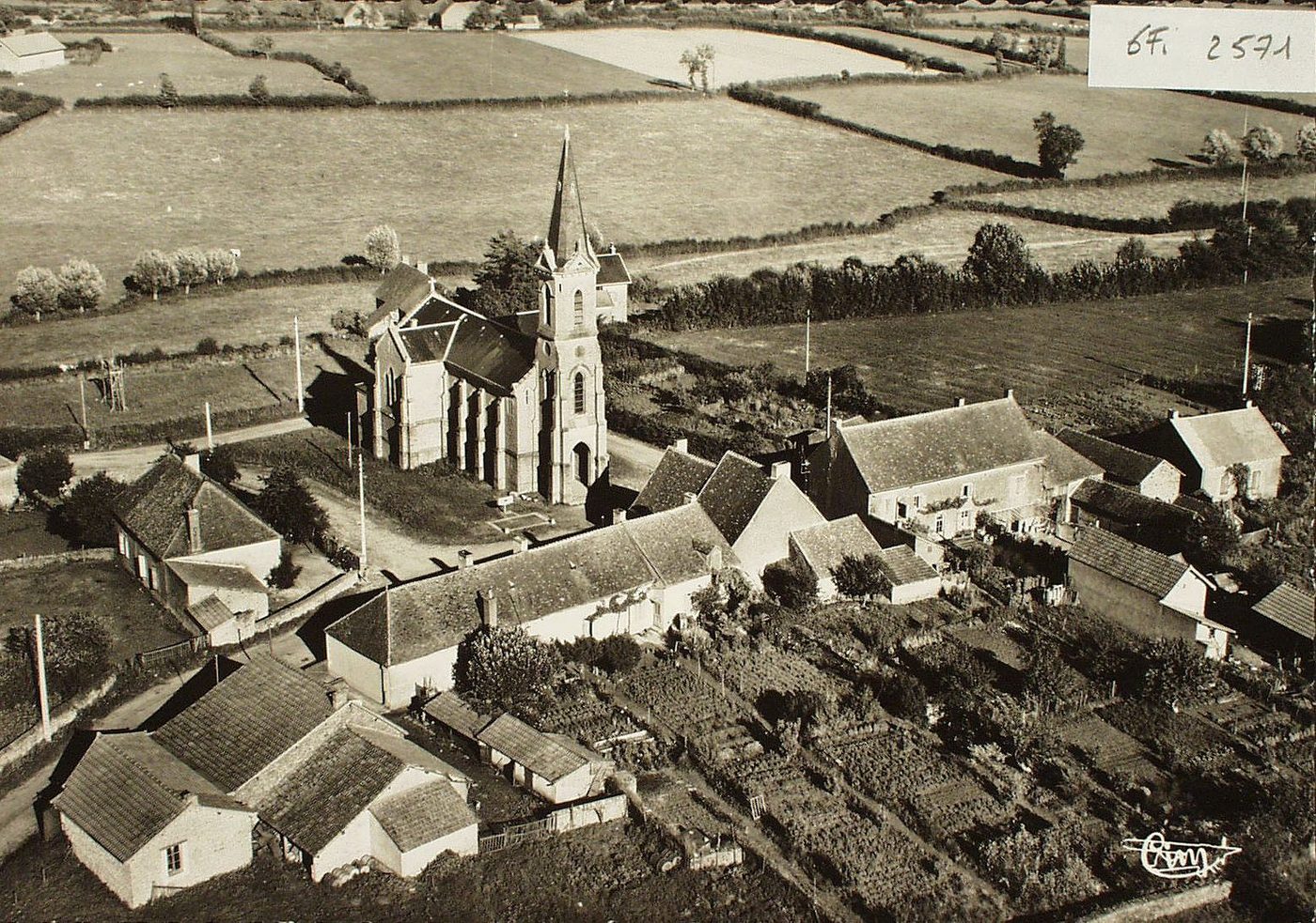 Oudry. Vue aérienne. Le bourg et l'église.