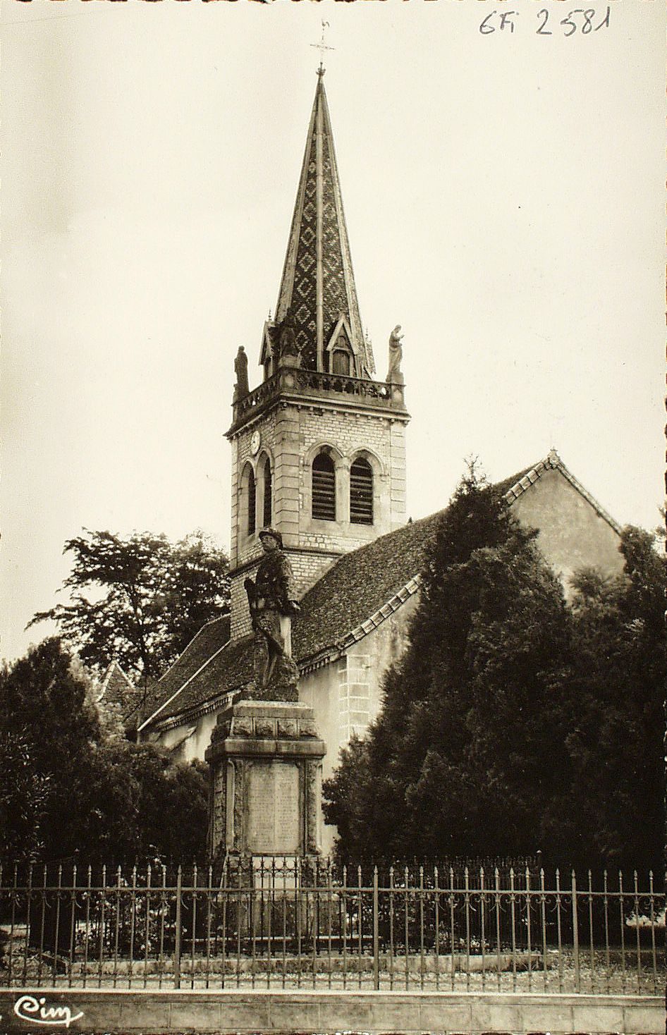 Ouroux-sur-Saône. L'église et le monument.