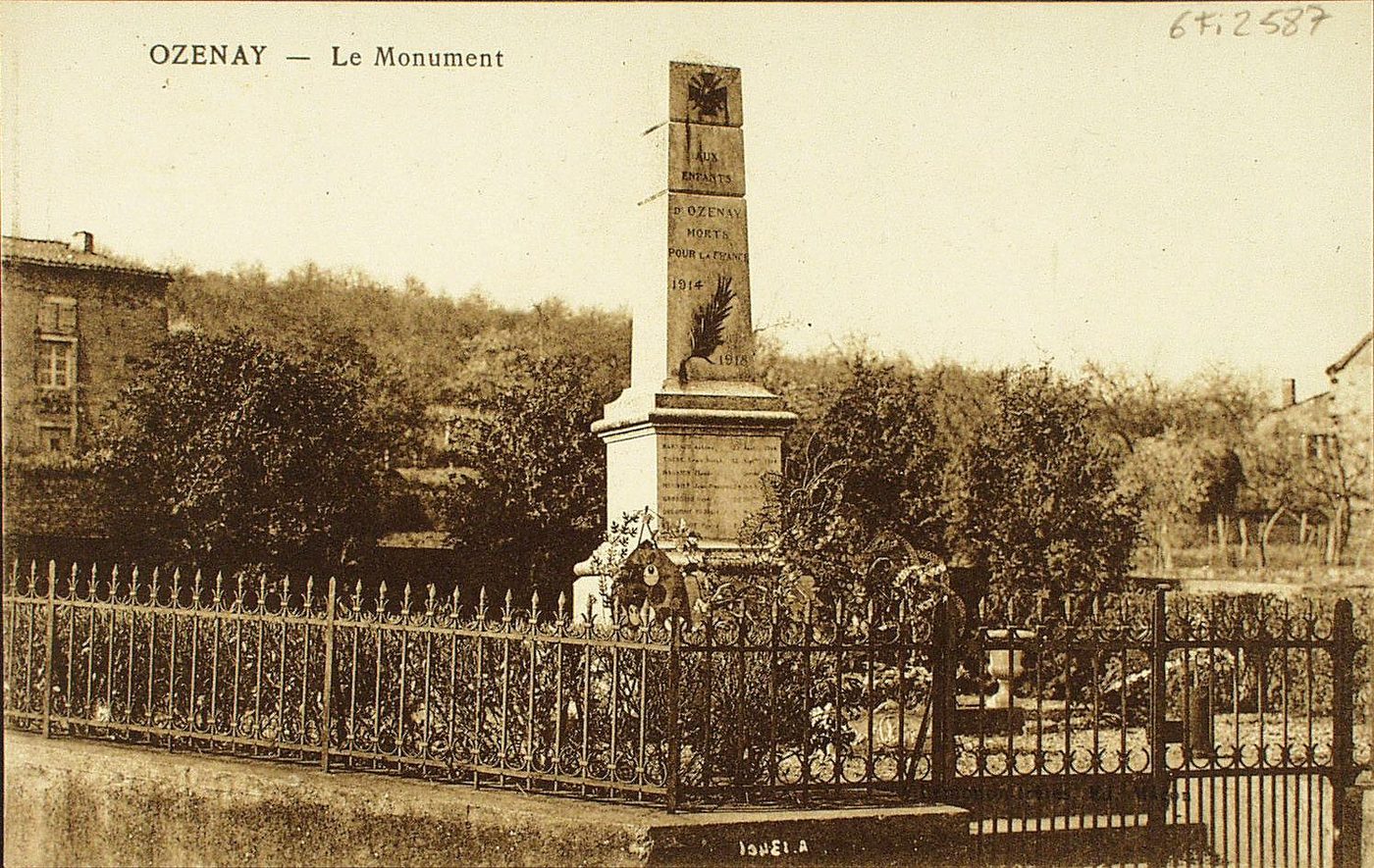 Ozenay. Le monument.