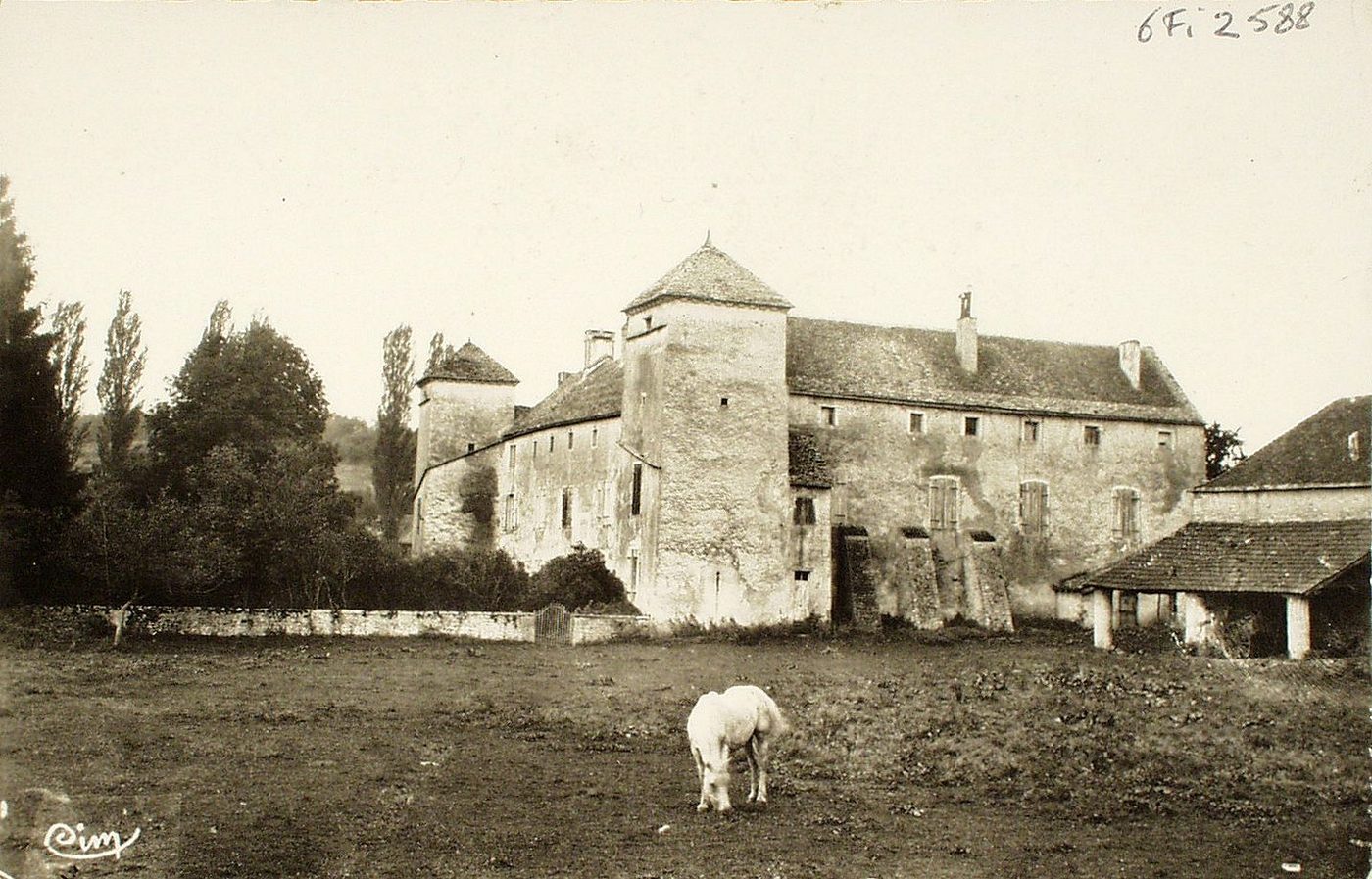 Ozenay. Le Château.
