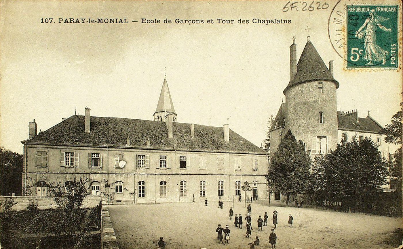 Paray-le-Monial. Ecole de garçons et tour des chapelains.