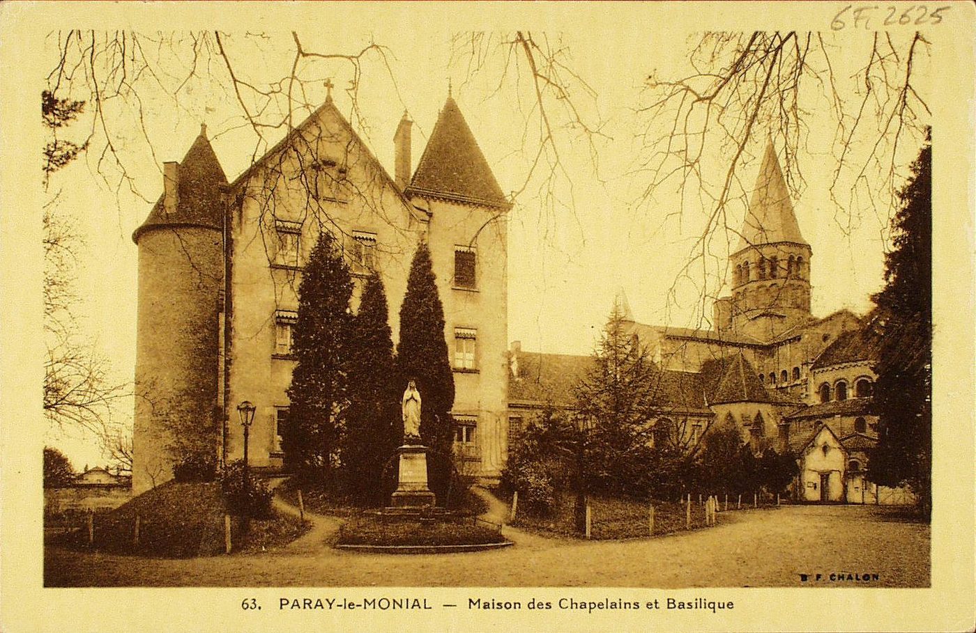 Paray-le-Monial. Maison des Chapelains et Basilique.