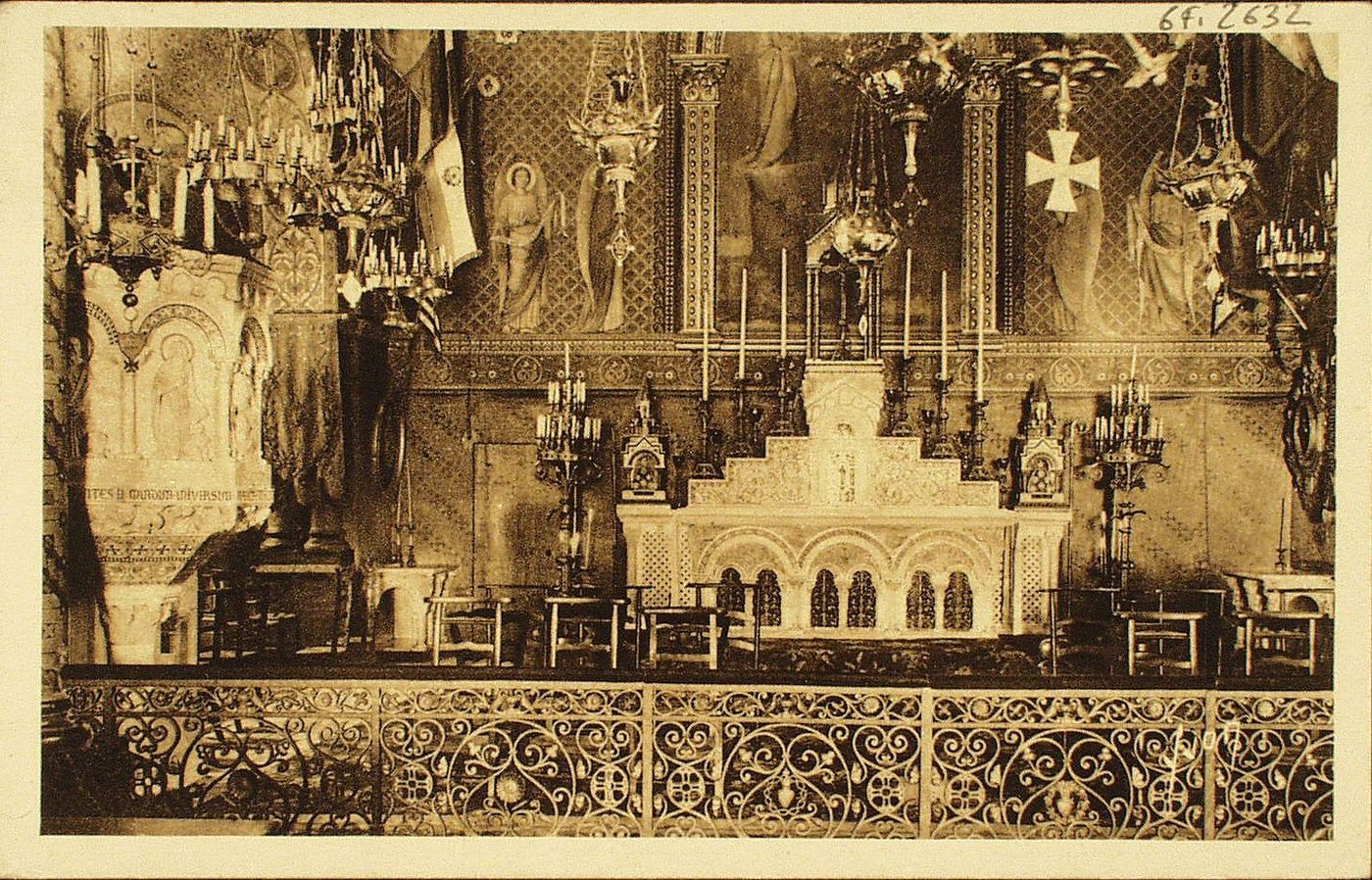 Paray-le-Monial. Intérieur de la chapelle du monastère de la Visitation. Le maître-autel.