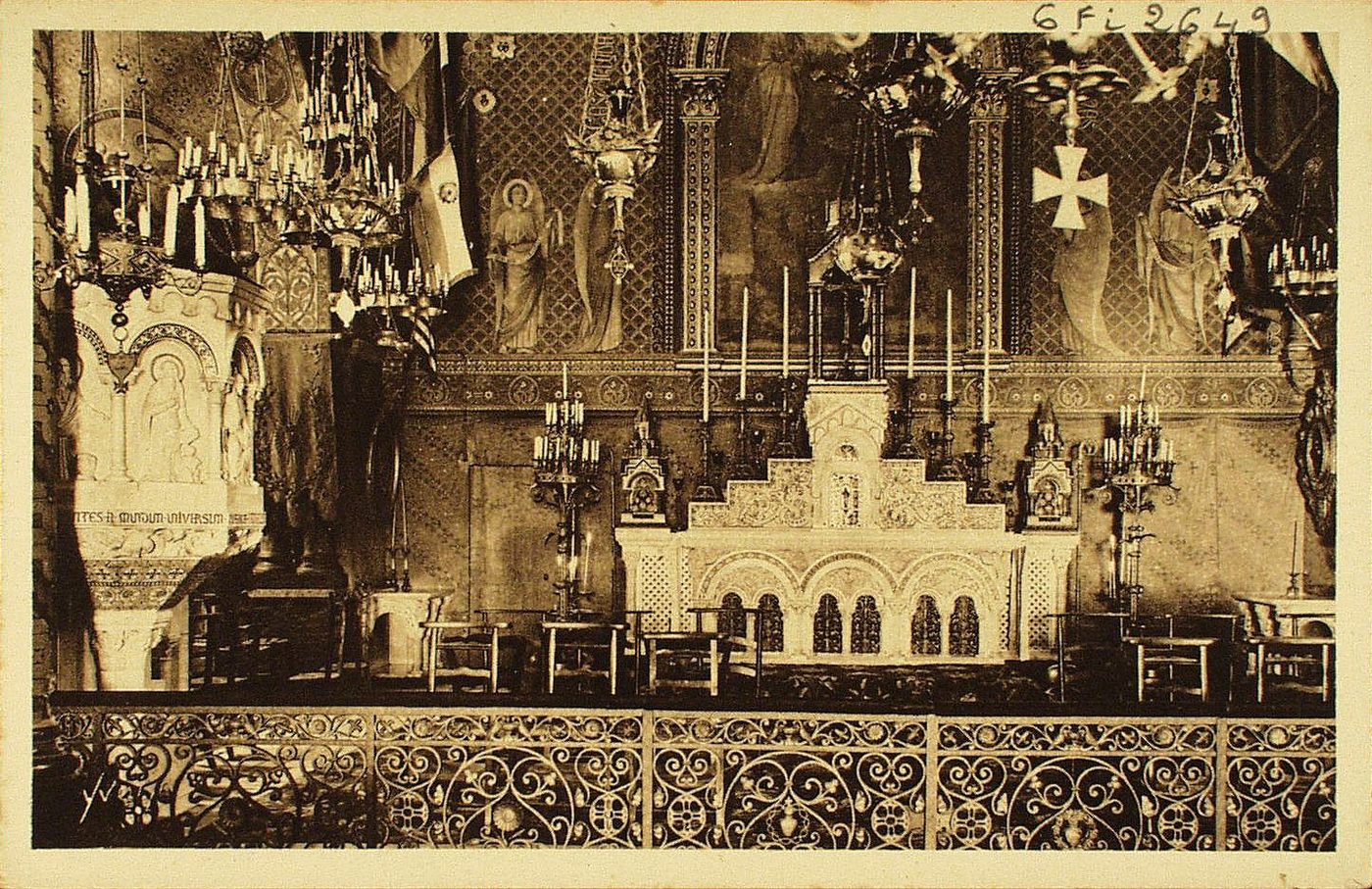 Paray-le-Monial. Intérieur de la chapelle du monastère de la Visitation. Le maître-autel.
