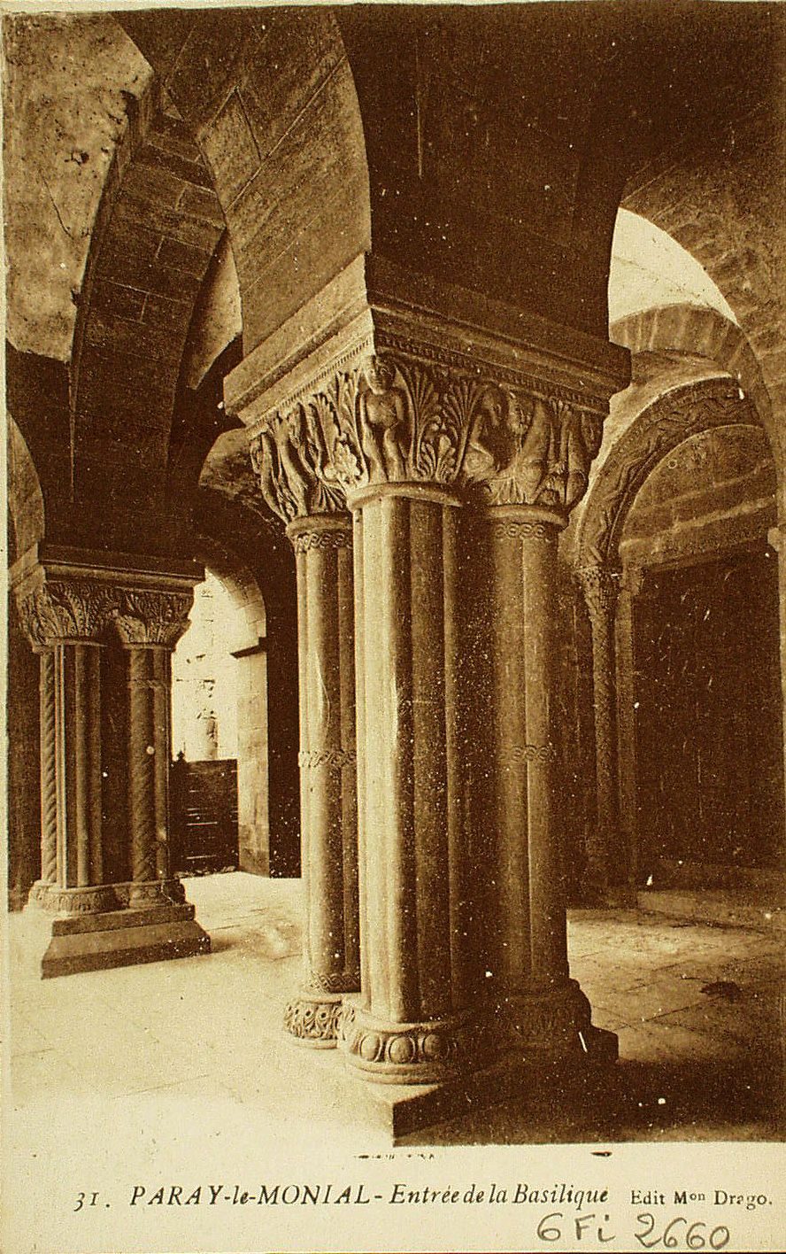 Paray-le-Monial. Entrée de la basilique.