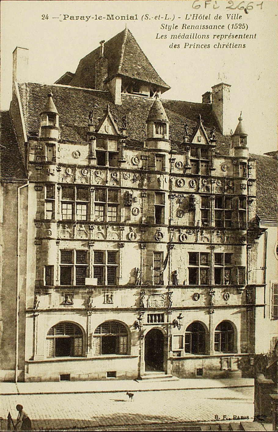 Paray-le-Monial. L'hôtel de ville. Style renaissance (1525). Les médaillons représentent des princes chrétiens.