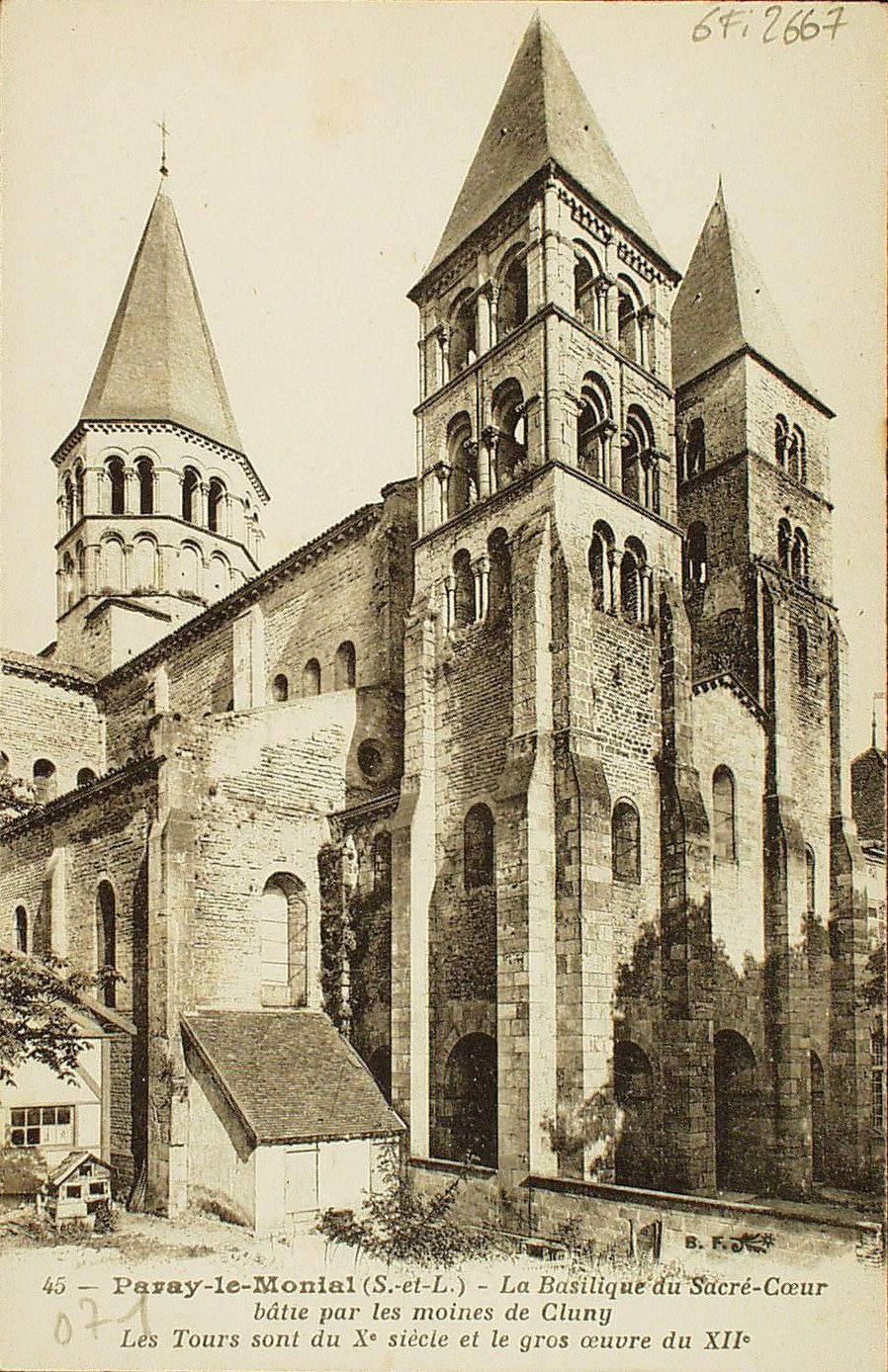 Paray-le-Monial. La basilique du Sacré-Coeur bâtie par les moines de Cluny. Les tours sont du Xe siècle et le gros oeuvre du XIIe s .