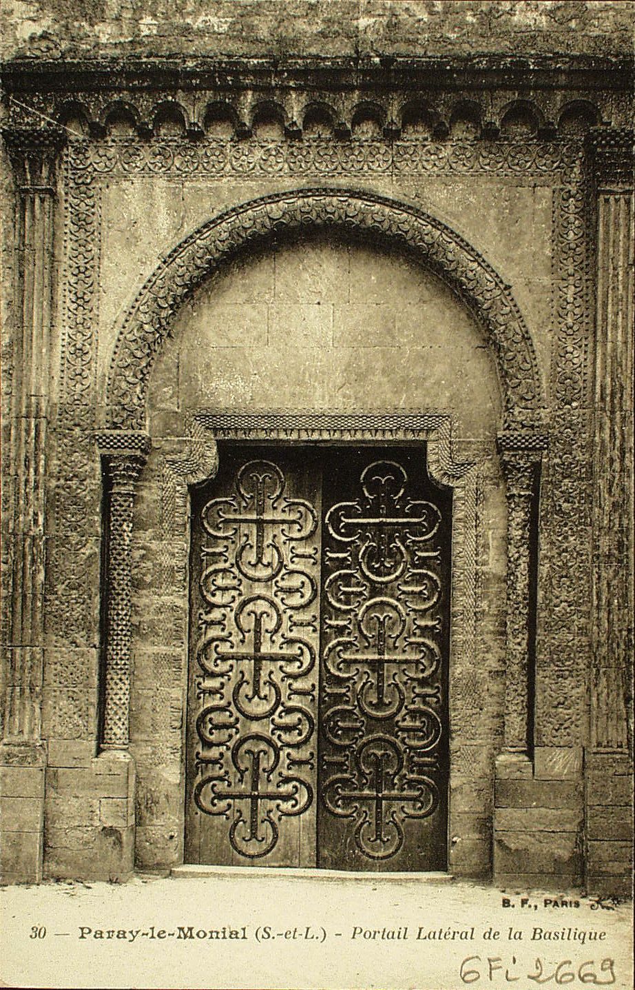 Paray-le-Monial. Portail latéral de la basilique.