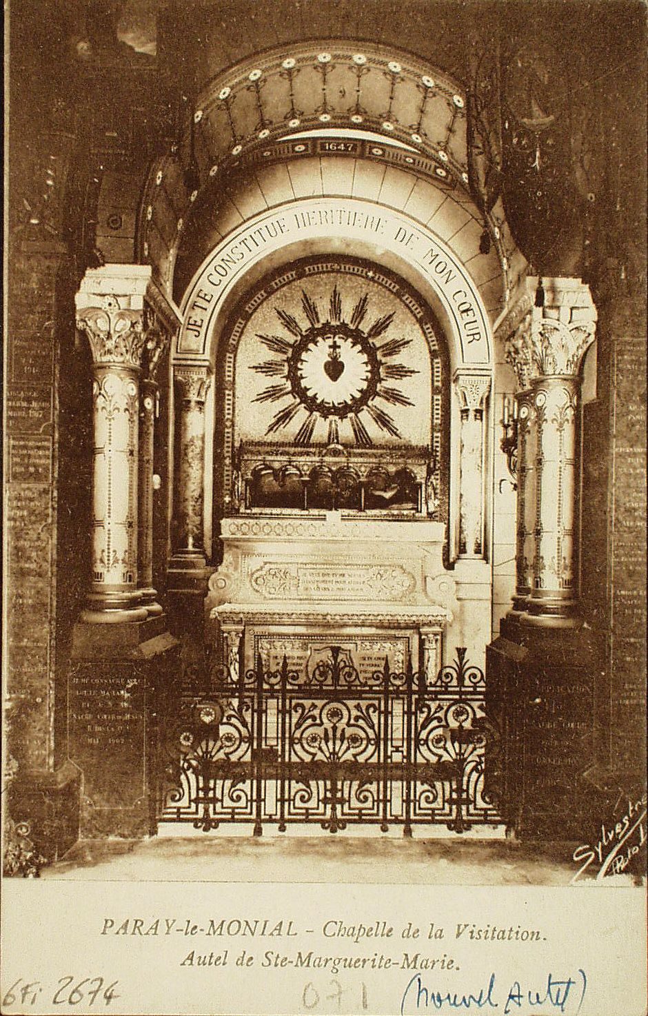 Paray-le-Monial. Chapelle de la Visitation. Autel de sainte Marguerite-Marie.