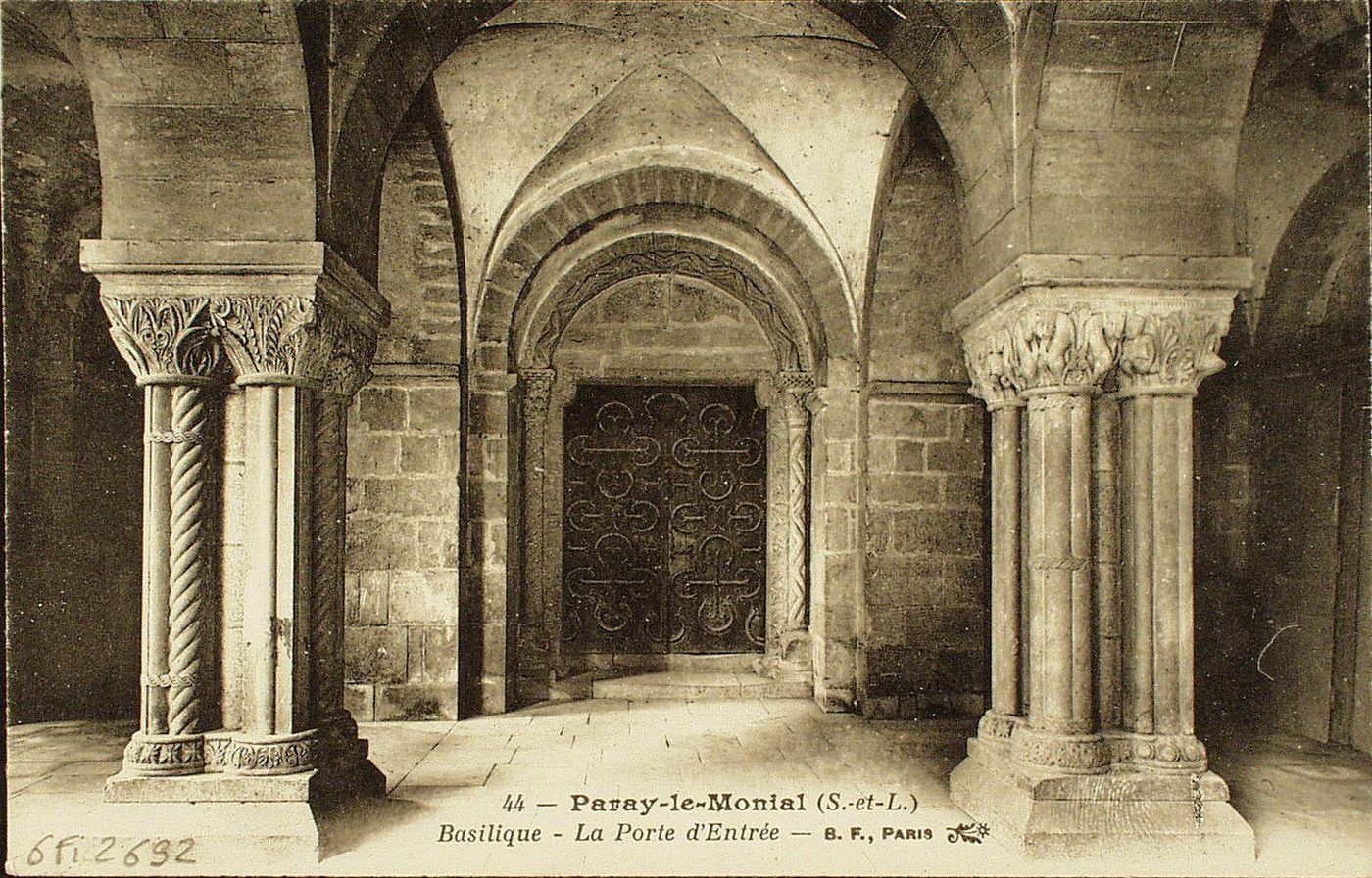 Paray-le-Monial. Basilique. La porte d'entrée.