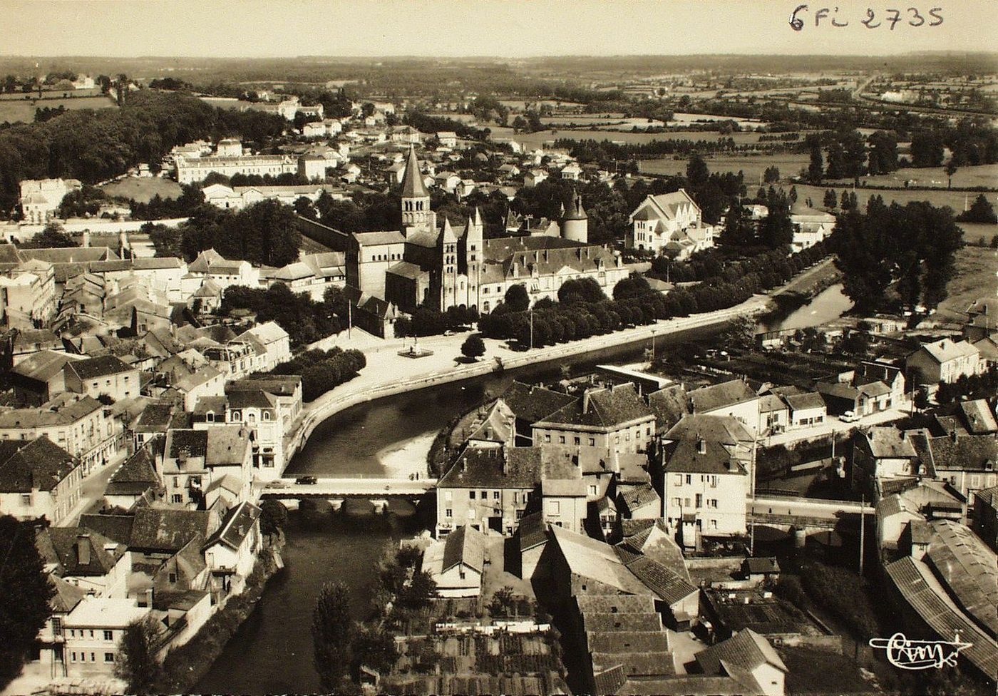 Paray-le-Monial. Vue aérienne sur la basilique et l'abri des pélerins.