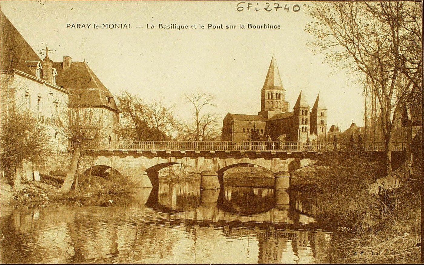 Paray-le-Monial. La basilique et le pont sur la Bourbince.