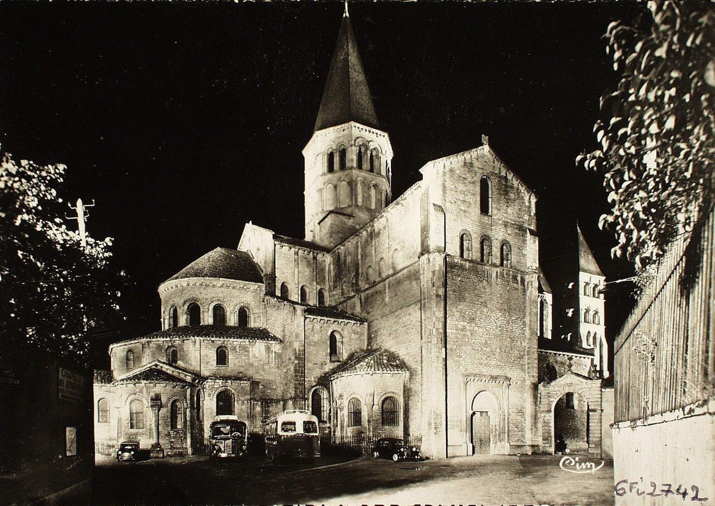 La basilique de Paray-le-Monial illuminée.