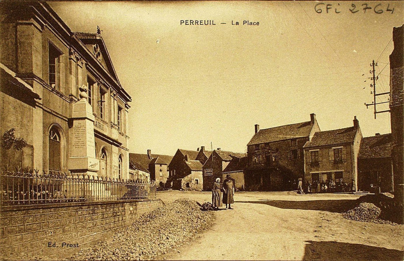 Perreuil. La place.