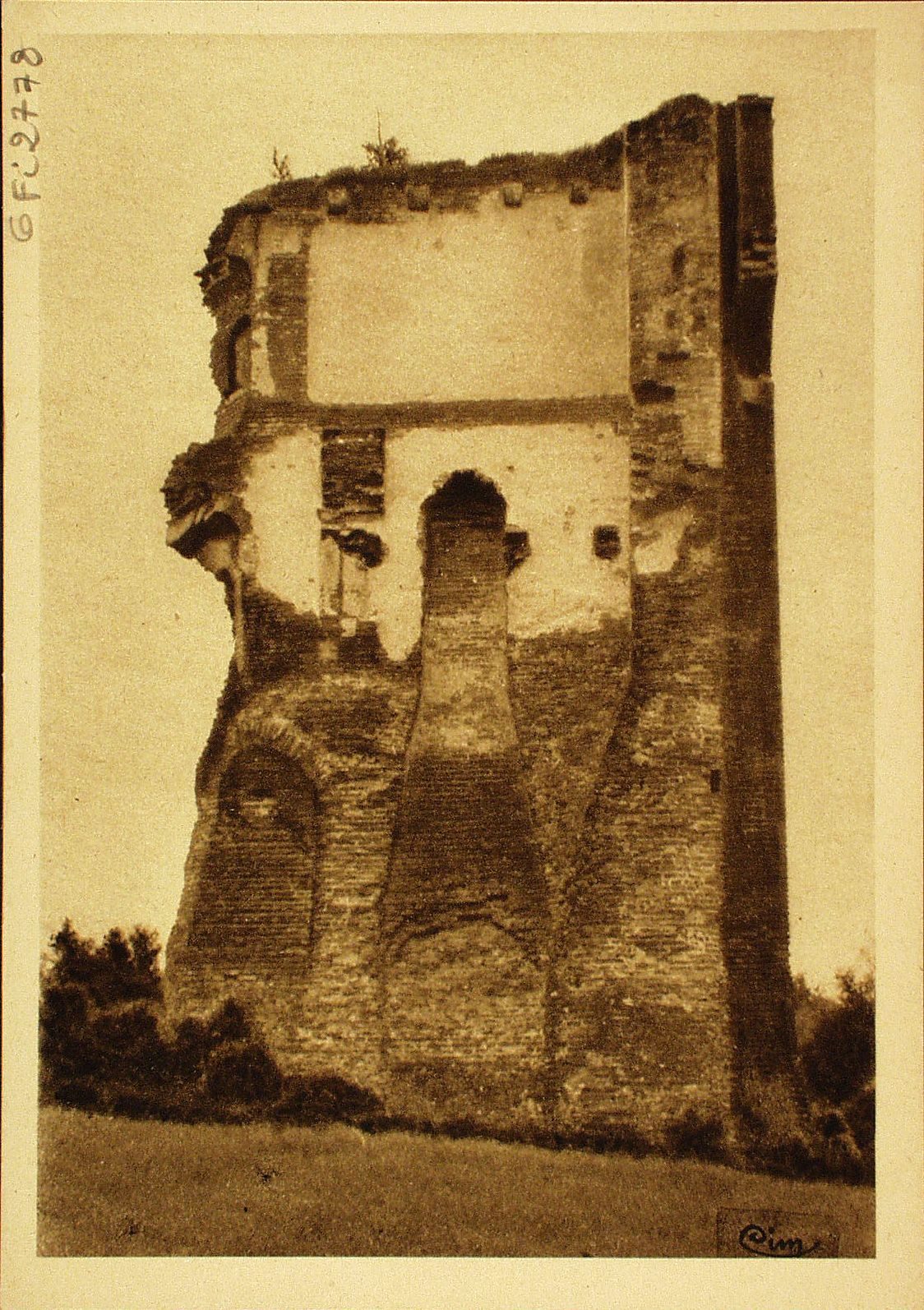 Authumes. Restes de l'ancienne maison-forte d'Authumes qui fut incendiée par les Francs-Comtois, sous la domination des espagnols en 936. Puis à nouveau ravagée par les autrichiens, cette maison-forte a appartenu au chancelier Rollin et on trouvait encore, il y a peu, à sa base, des pavements, portant la fameuse étoile de Guigone de Salins, avec la devise "seule".