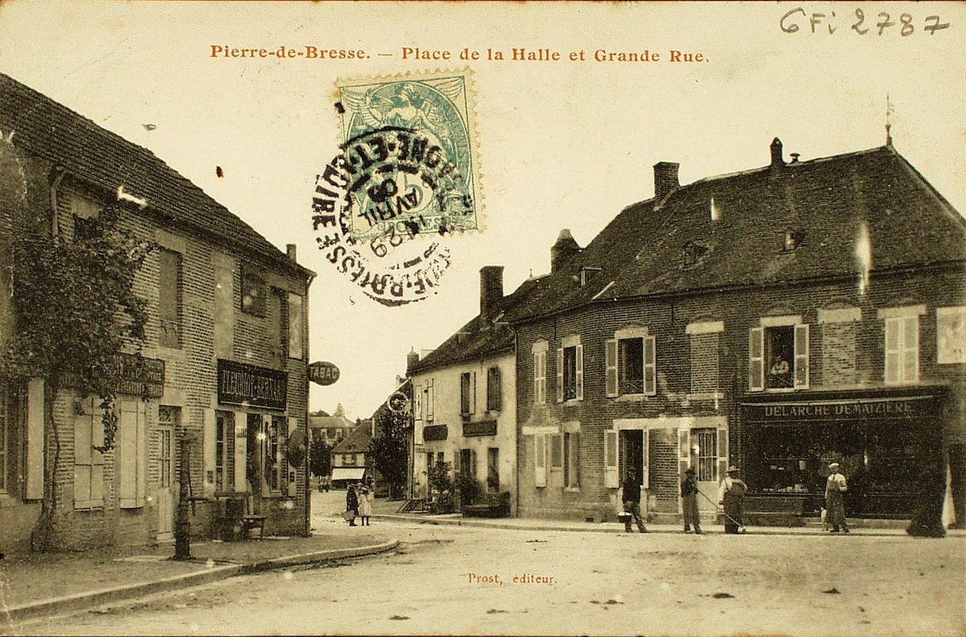 Pierre-de-Bresse. Place de la halle et grande rue.