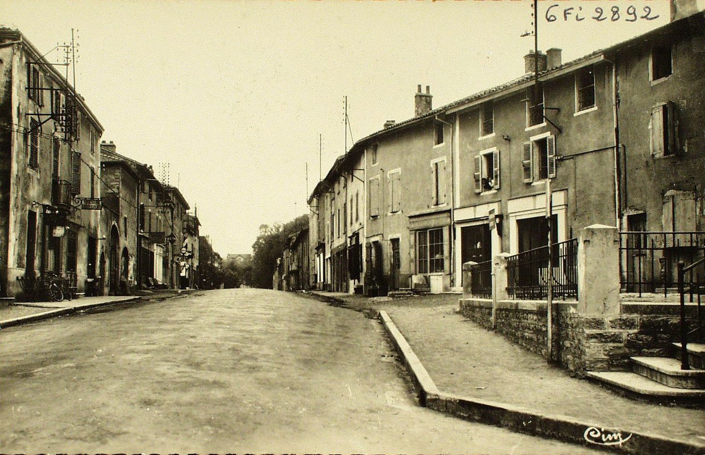 La Roche-Vineuse. Un coin de la Place. Route de Cluny.