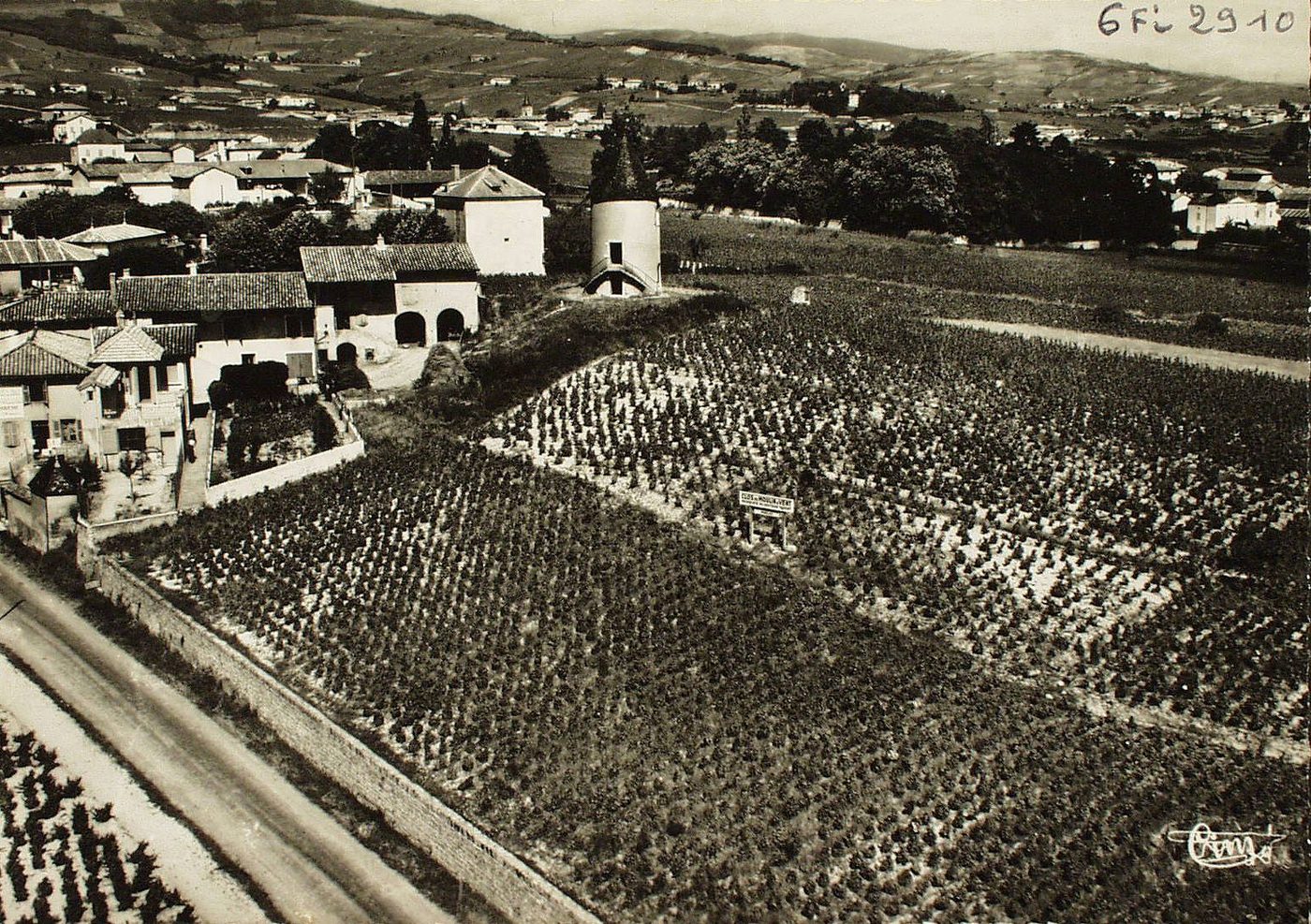 Romanèche-Thorins. Vue aérienne. Moulin à vent.
