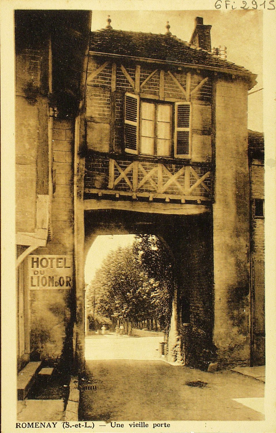 Romenay. Une vieille porte.