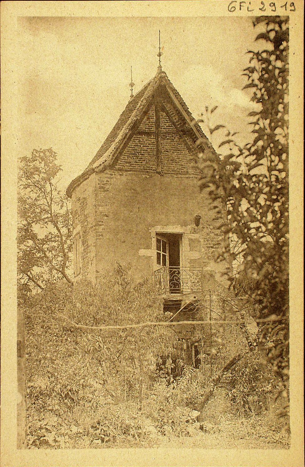 Romenay. Vieille tour.