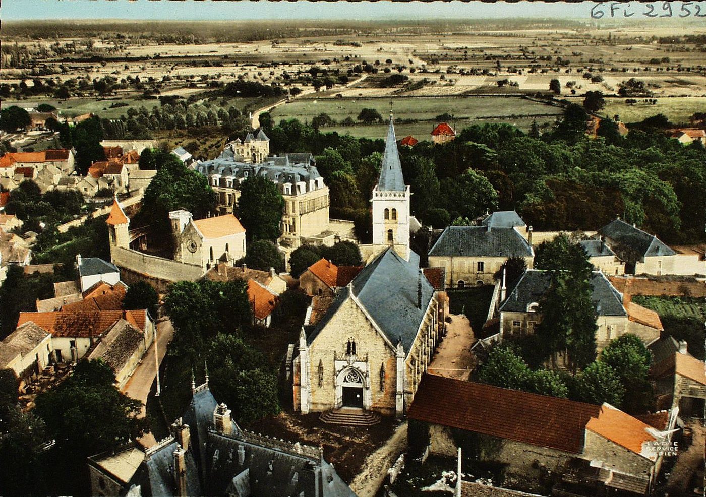 En avion au dessus-de ... Rully. Vue d'ensemble sur l'église et la maison Saint-Michel.
