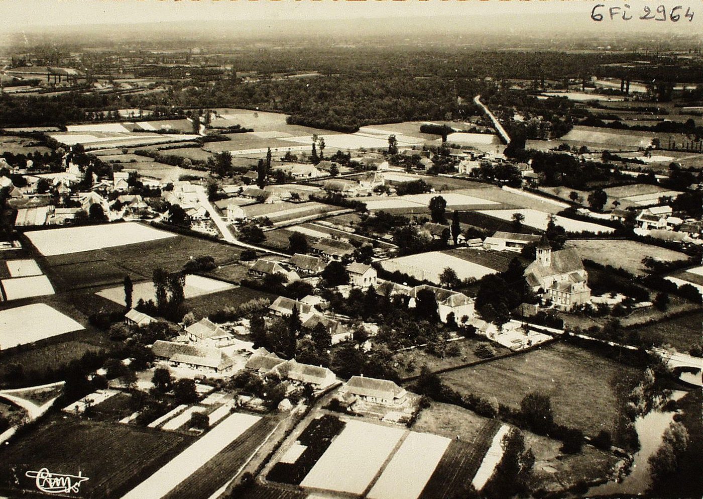Sagy. Vue aérienne du bourg.