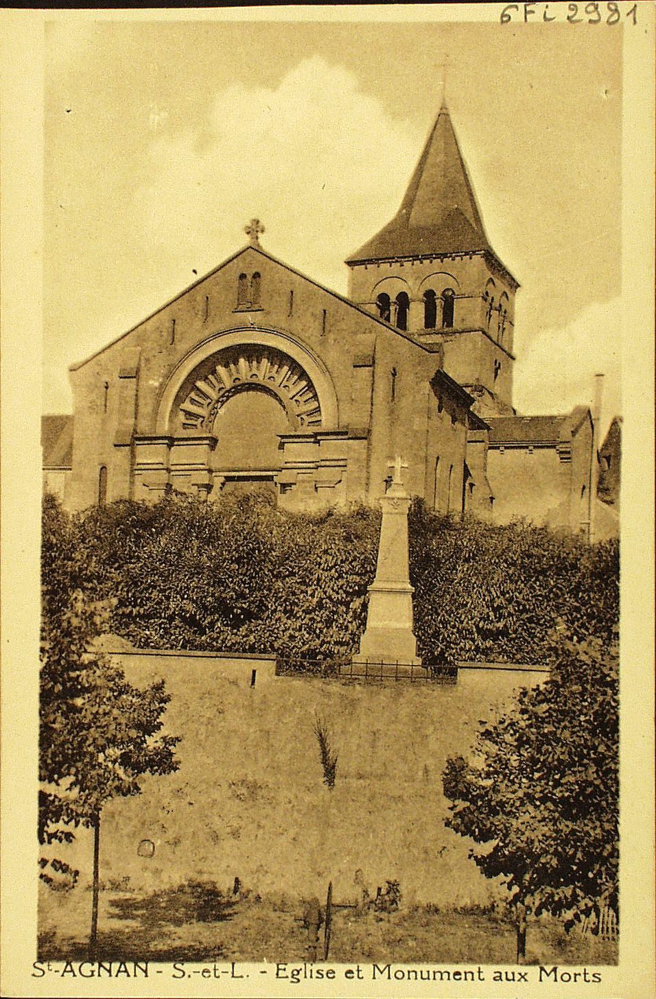 Saint-Agnan. Eglise et monument aux morts.
