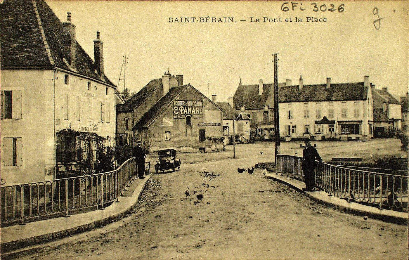 Saint-Bérain. Le pont et la place.