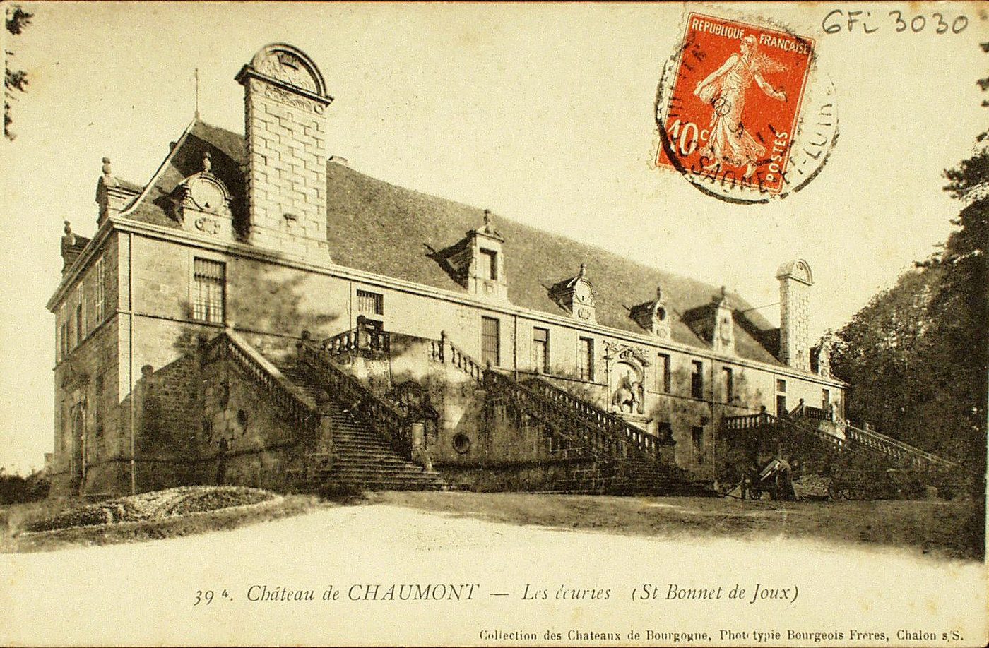 Château de Chaumont. Les écuries (Saint-Bonnet-de-Joux).