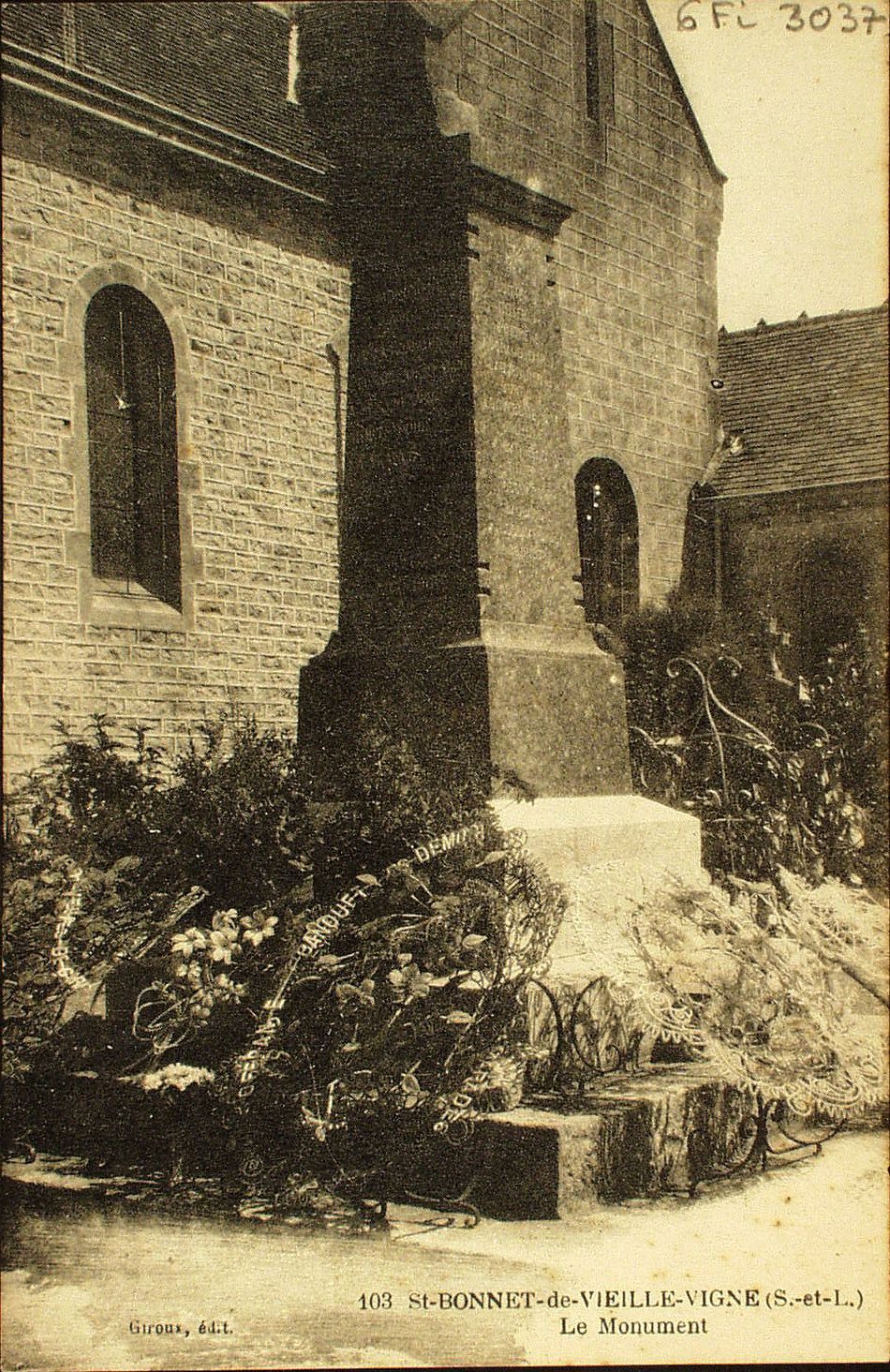 Saint-Bonnet-de-Vieille-Vigne. Le monument.