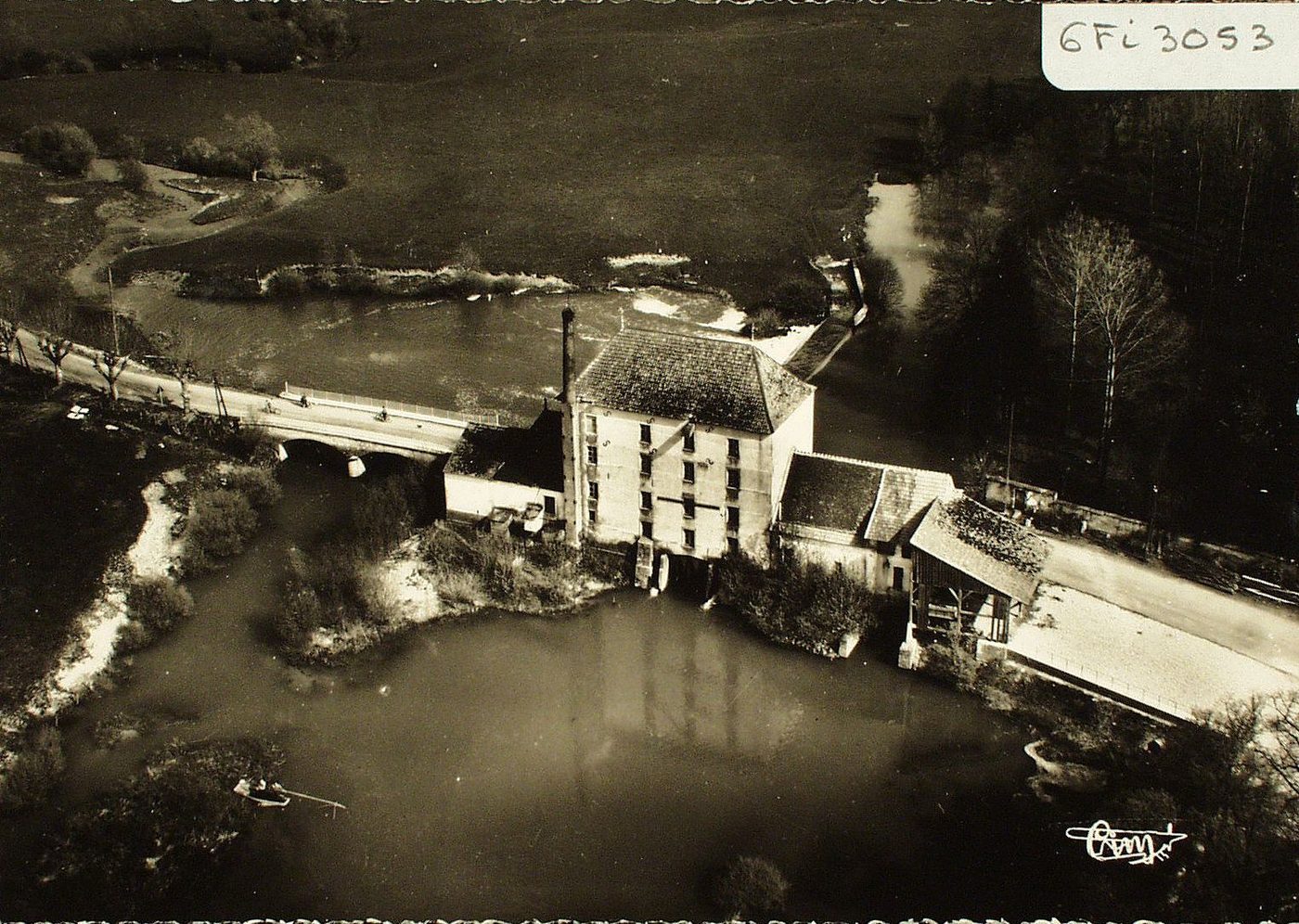 Sainte-Croix. Vue aérienne du moulin alimenté par le Solnan.