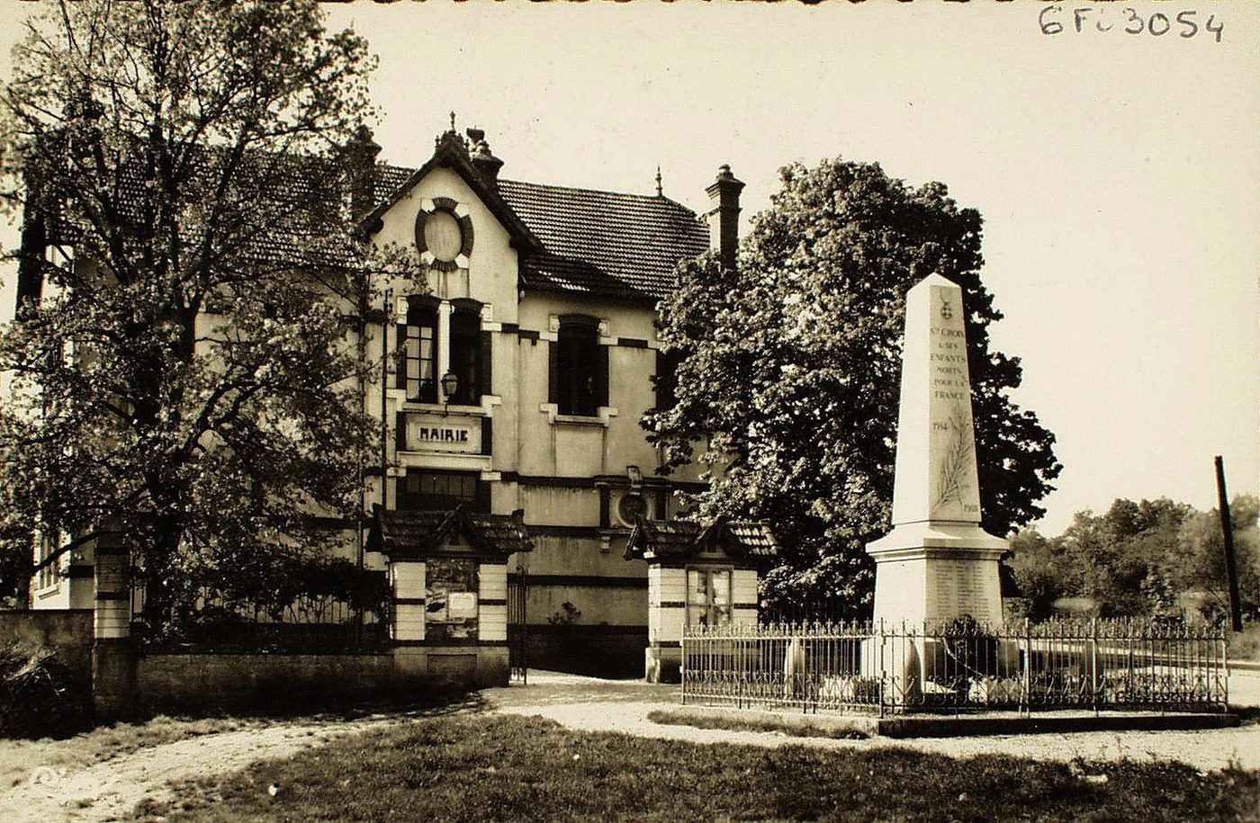 Sainte Croix. Mairie et monument aux morts.