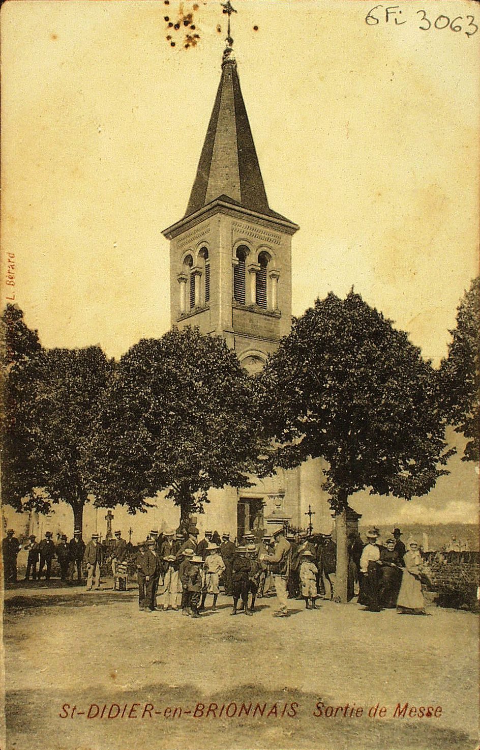 Saint-Didier-en-Brionnais. Sortie de messe.