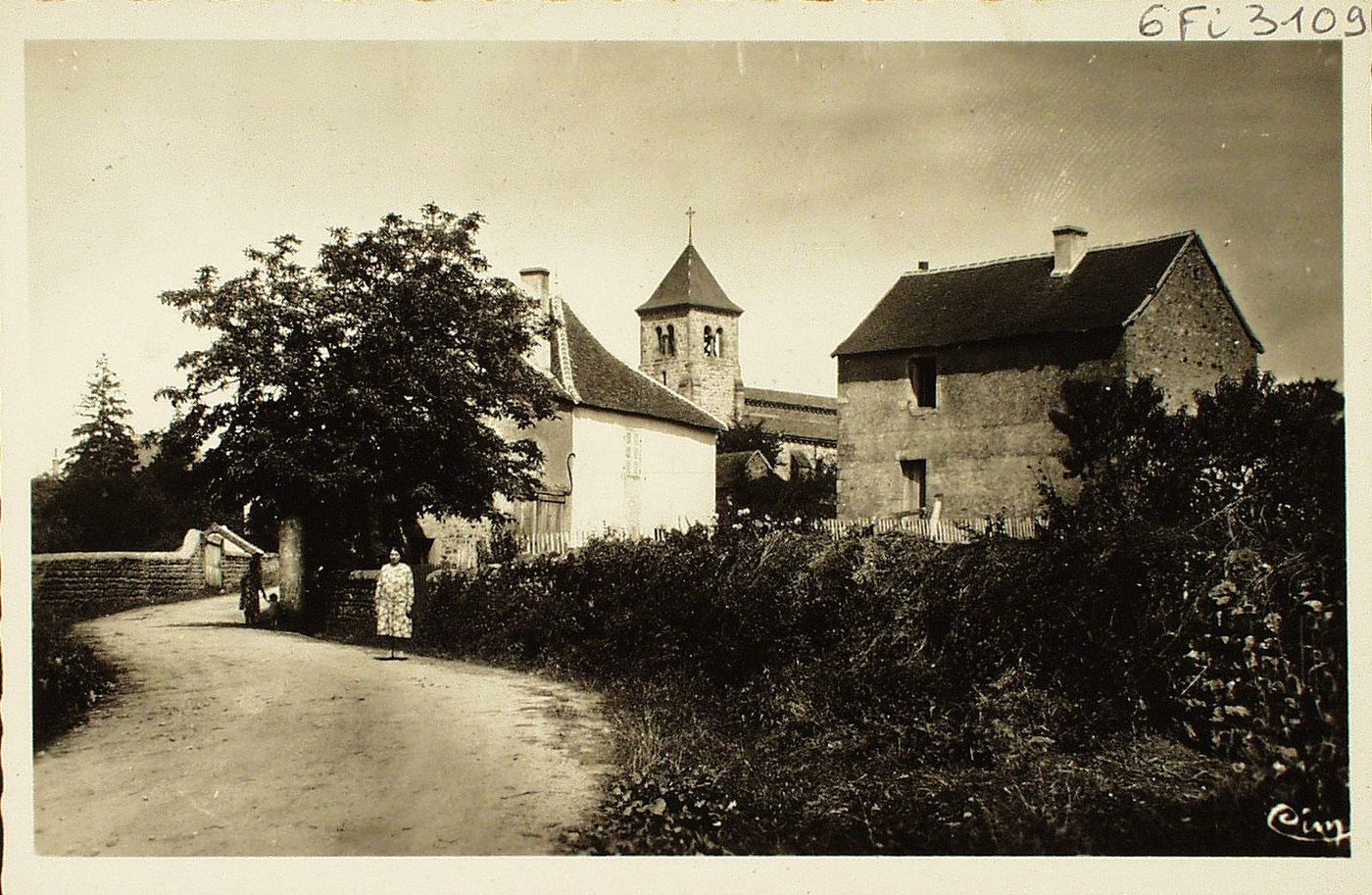 Saint-Germain-en-Brionnais. Entrée du bourg.