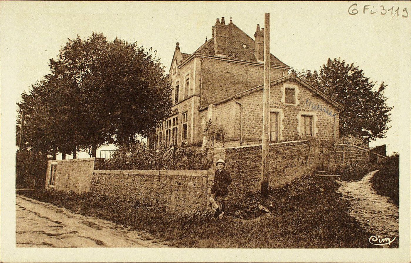 Sainte-Hélène. Ecole et monument.