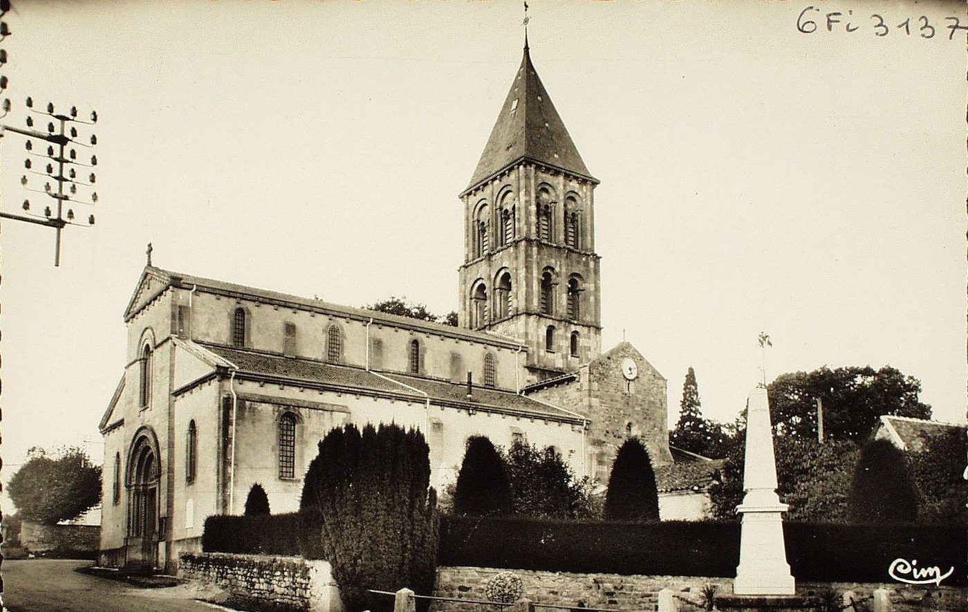Saint-Laurent-en-Brionnais. L'église et le monument.